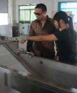 馬來西亞XHJ環(huán)球貿(mào)易公司訂購我公司兩貨柜的洗菜機和脫皮機