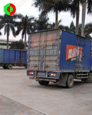 貨物已堆放到停車棚，三臺貨車扎堆裝車！