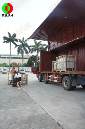 客戶訂購的一批蔬果清洗切割加工機械裝車出貨！