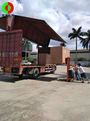 海外客戶訂購的一批蔬果處理加工機械裝車出貨！