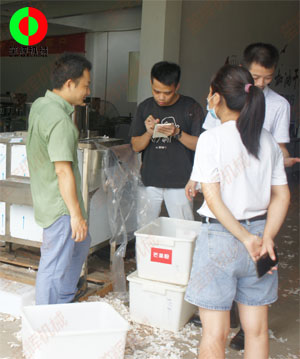 知名企業(yè)客戶考察公司現(xiàn)場(chǎng),并測(cè)試大蒜加工生產(chǎn)設(shè)備！