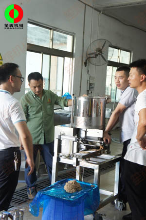 佛山客戶定購的肉餅成型機(jī)裝車出貨！