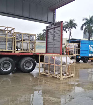 停雨間隙，抓緊時(shí)間兩車同時(shí)裝車發(fā)貨！