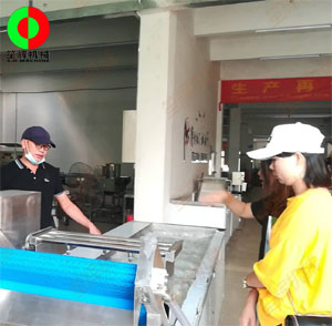 客戶親臨我司考察，測試蔬果切割清洗等設(shè)備！