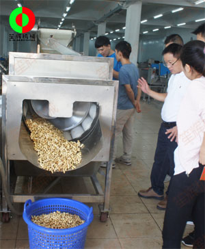 客戶到公司現(xiàn)場考察,并測試果蔬清洗機對花生的清洗效果！