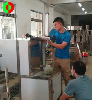 中山市某公司一行人親臨我司考察洽談，測(cè)試削皮機(jī)等定制食品加工機(jī)械！