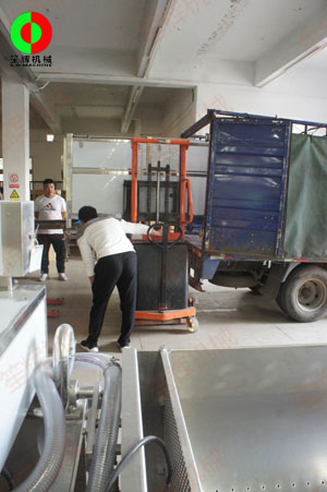 客戶測試蔬果毛刷脫皮機(jī)，現(xiàn)貨購買隨車發(fā)貨！