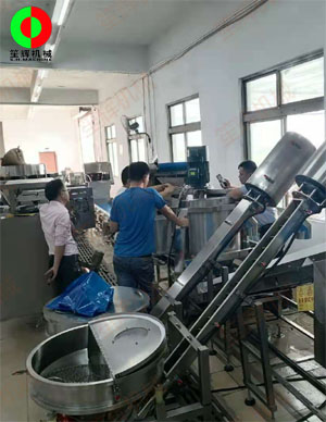 客戶現(xiàn)場測試排骨切丁、清洗、連續(xù)式脫水系統(tǒng)生產(chǎn)線！