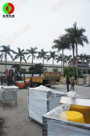 大批洗菜機、脫水機蔬果前處理加工設(shè)備等待裝車出貨！