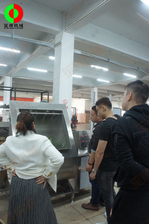 客戶考察我司軟硬件實(shí)力，現(xiàn)場(chǎng)測(cè)試多功能洗菜機(jī)及渦流洗菜機(jī)等設(shè)備！
