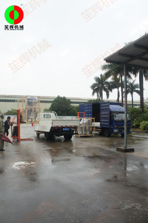 土豆削皮機等一批蔬果食品加工處理機械裝車出貨！