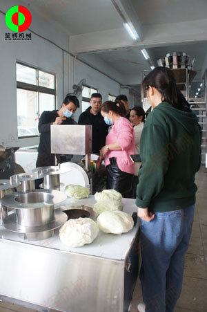 客戶現(xiàn)場(chǎng)了解瓜果分瓣及切割設(shè)備，最后現(xiàn)場(chǎng)簽定合同交付定金！