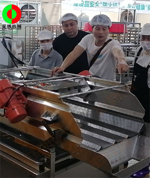 渦流洗菜機(jī)等蔬果加工設(shè)備送達(dá)客戶(hù)工廠,現(xiàn)場(chǎng)指導(dǎo)安裝和使用!