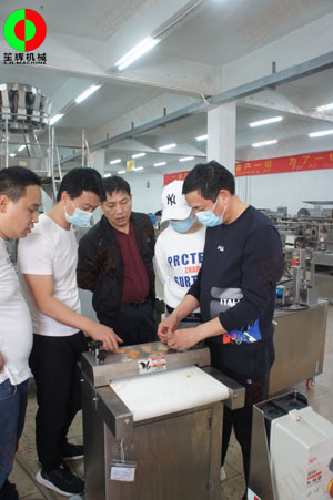 山東客戶(hù)一行親臨我司考察，購(gòu)買(mǎi)魷魚(yú)去皮、魷魚(yú)切圈等水產(chǎn)加工設(shè)備！