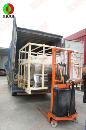 多功能洗菜機(jī)現(xiàn)機(jī)裝車(chē)發(fā)貨，交付客戶(hù)！