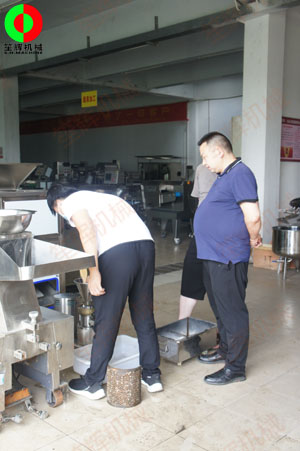 廣西客戶親臨我司考察并測試磨骨機等一批水產(chǎn)肉類加工機械！