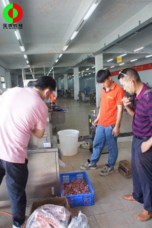 佛山某肉食品加工配送中心客戶(hù)一行人親臨我司測(cè)試訂購(gòu)洗排骨機(jī)等設(shè)備！