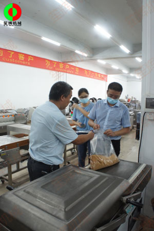 東莞客戶一行考察我司生產(chǎn)工廠，測試購買真空包裝機(jī)！