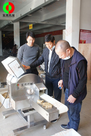 客戶來司現(xiàn)場測試酸筍切條加工設(shè)備！