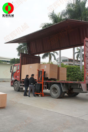 國外客戶訂購的一批毛刷清洗去皮機(jī)及瓜果削皮機(jī)裝車出貨！