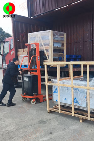 洗菜機和切菜機發(fā)往江西客戶！