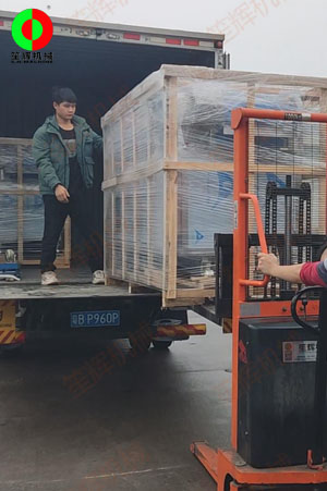 廣州鐘小姐定購的兩臺氣泡洗菜機按期交付！