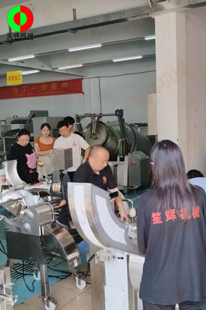 客戶(hù)來(lái)廠(chǎng)驗(yàn)收測(cè)試一批蔬果加工設(shè)備！